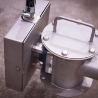 Volumetric and gravimetric feeders for accurate and reliable feed of various products